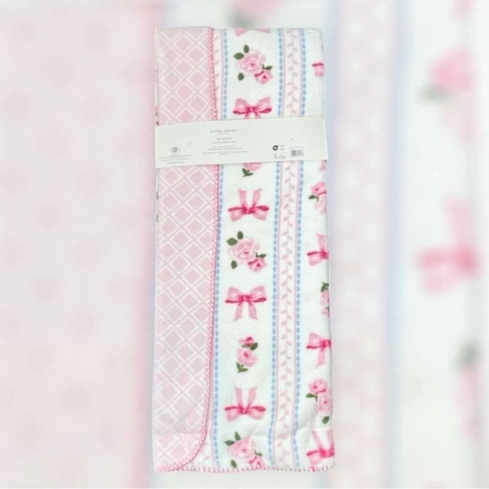 Laura Ashley - ‘Pretty in Pink’ designer reversible throw. 50” x 70” NWT. Firm!